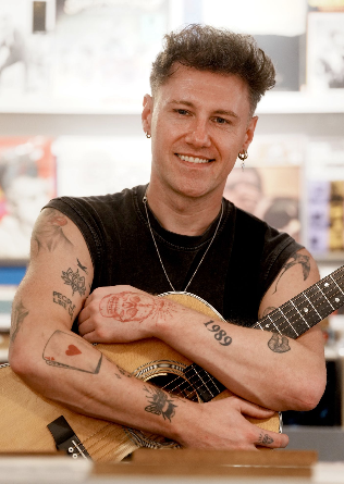 CALLUM BEATTIE (UK) en Benidorm - 4 MAYO NUEVA FECHA